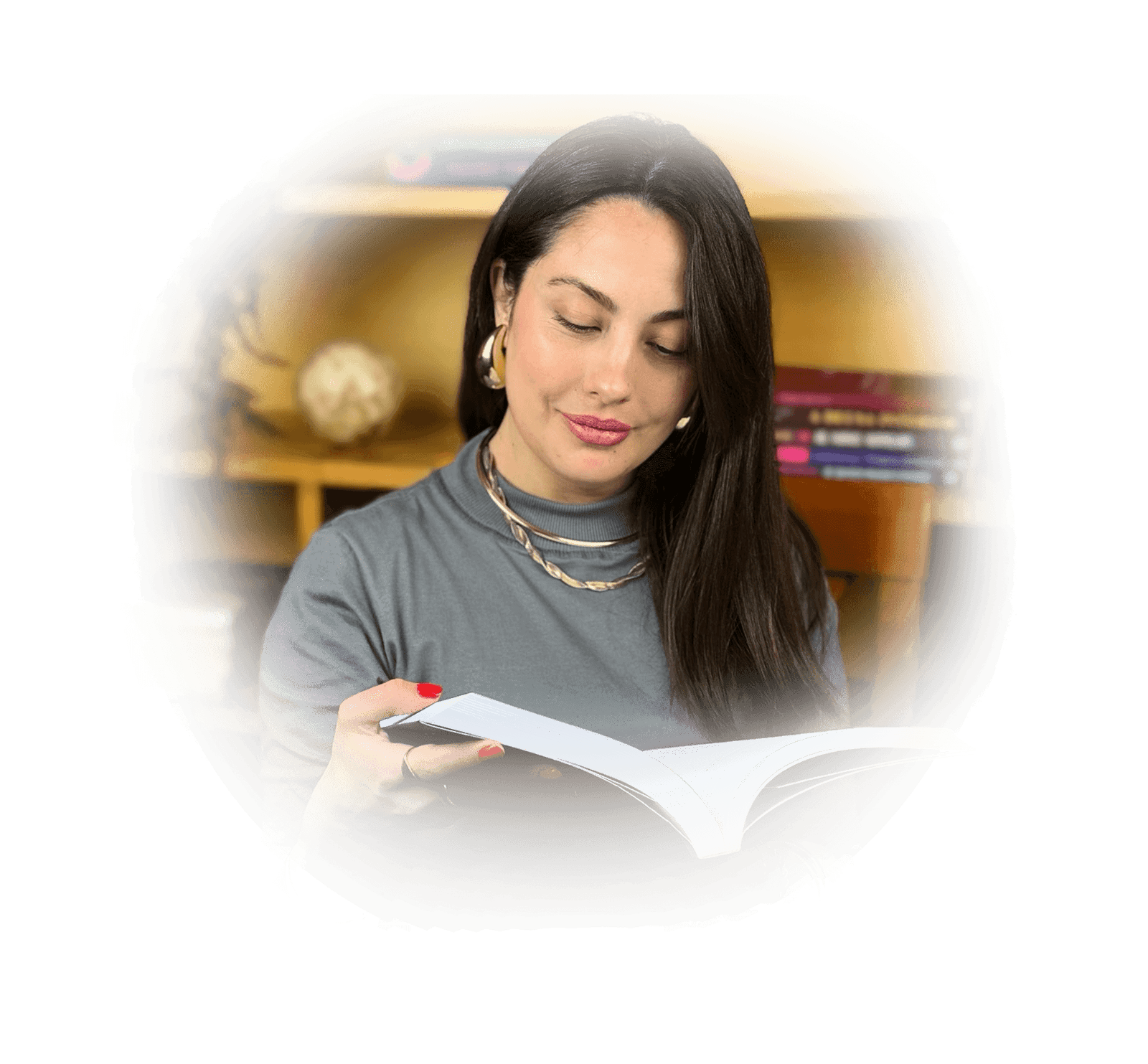 Mulher lendo um livro em casa.